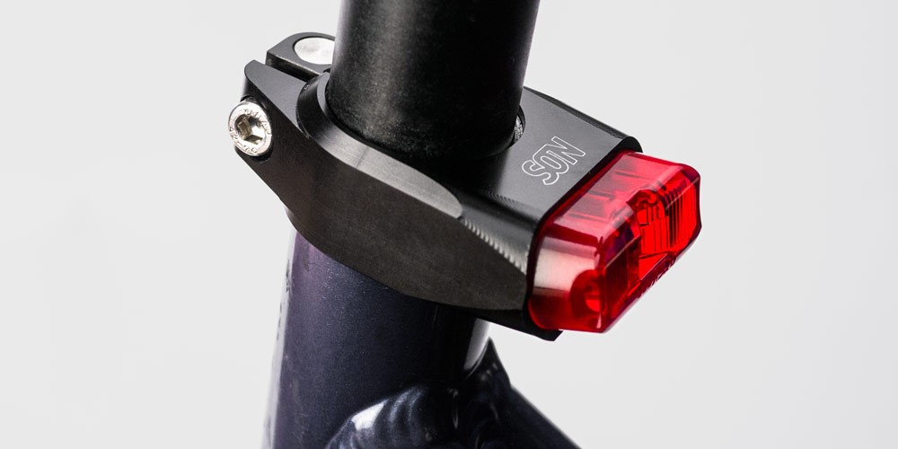 SON Rücklicht Sattelschelle 31,8 mm schwarz/rot für Dynamo